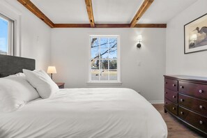 8 bedrooms, WiFi, bed sheets