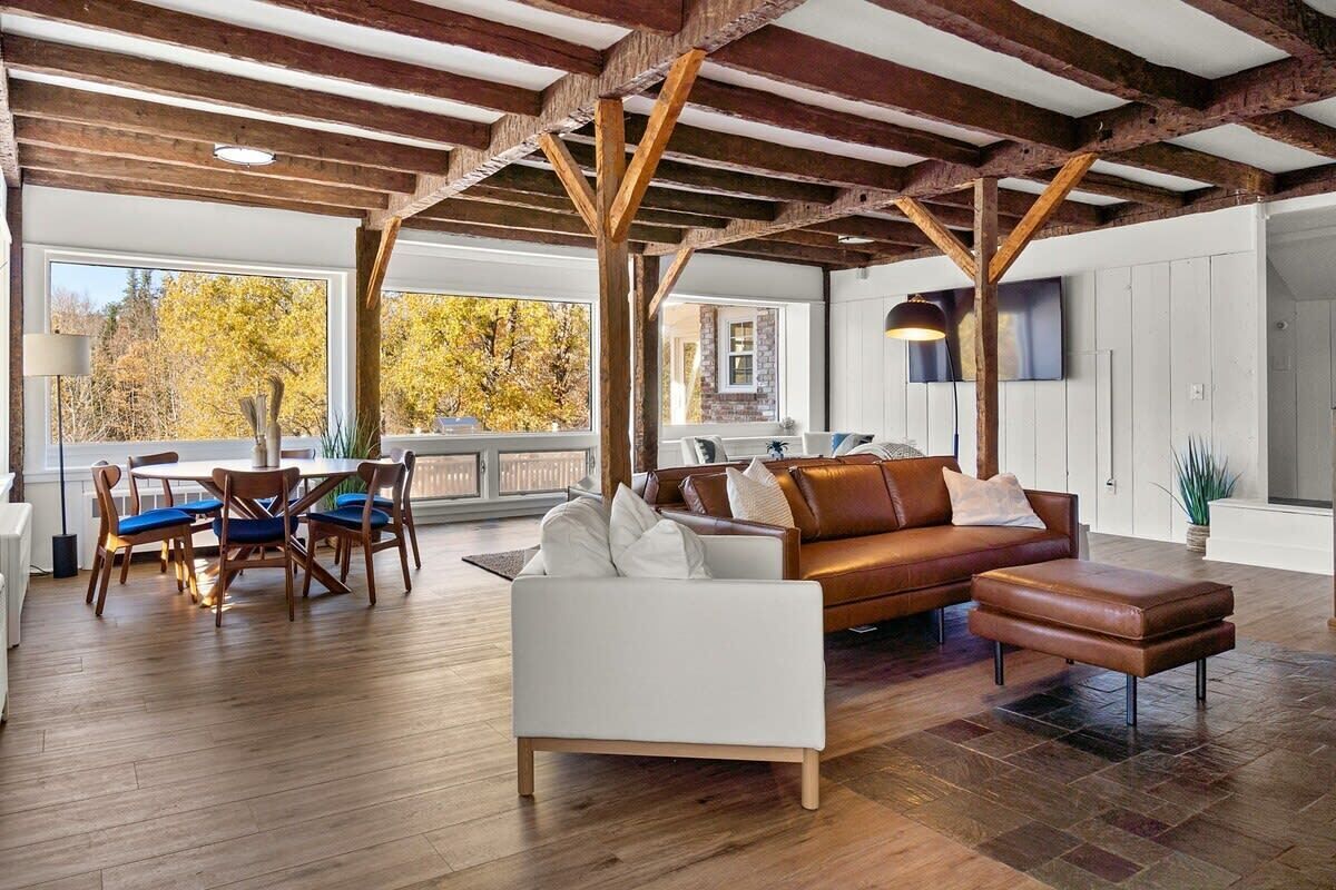 テレビ、暖炉、書斎 / ワークスペース