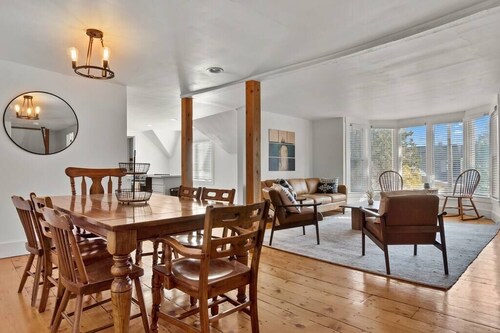Spacious 9-BR Downtown Residence 3-Min to Okemo