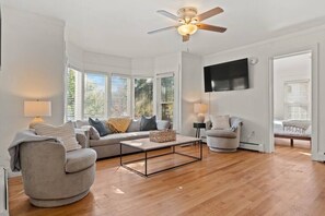 Televisión y oficina 