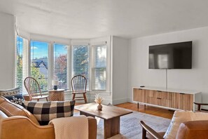 Televisión y oficina 