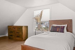 9 bedrooms, desk, WiFi, bed sheets