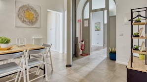 Ein modernes Interieur mit Essbereich, Flur und einer Pflanzenablage.