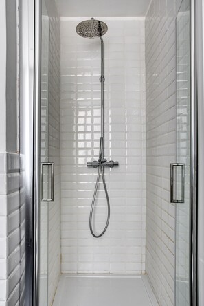 Dusche, Haartrockner, Bidet, Handtücher