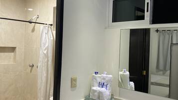 Habitación básica doble, 2 camas Queen size | Baño | Regadera y toallas