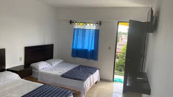 Habitación básica doble, 2 camas Queen size | Wifi gratis y ropa de cama