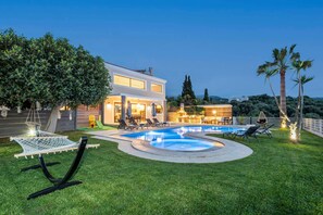 Piscine chauffée, chaises longues