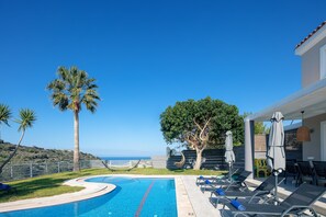 Piscine chauffée, chaises longues