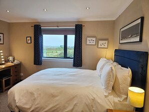 Habitación doble Confort | Escritorio, cortinas blackout, wifi gratis y ropa de cama