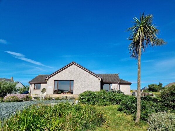 Front of property - Brae Lea Guest House (South Uist)