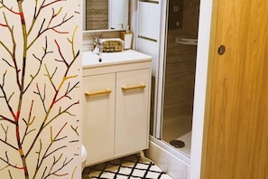 Shower, hair dryer, towels - Maison Du Bonheur The French Art Of Living (Sainte-Savine)