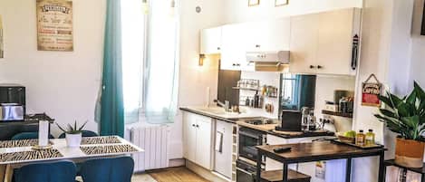 Réfrigérateur, micro-ondes, four, plaque de cuisson