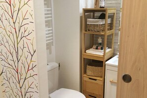 Een douche, een haardroger, handdoeken