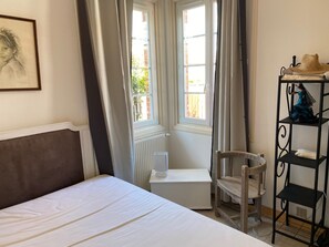 2 bedrooms, in-room safe, desk, iron/ironing board