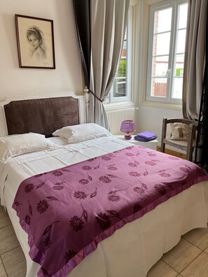 3 chambres, coffre-fort, bureau, fer et planche à repasser