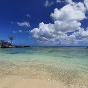 Privatstrand, weißer Sandstrand