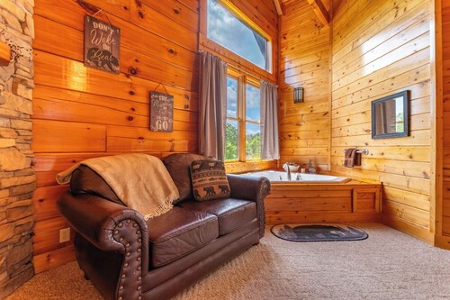 *Huge 3BD with Hot Tub + Pool + Views! Near Town!*