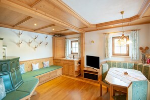 Een koelkast, een oven, een kookplaat, een vaatwasser