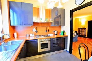Een koelkast, een microgolfoven, een oven, een kookplaat