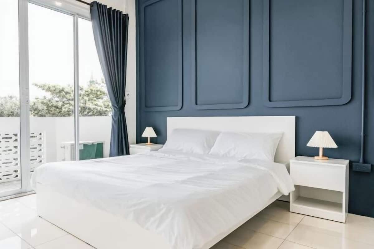 Escritorio, cortinas blackout, wifi gratis y ropa de cama