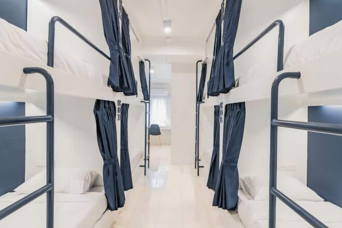 Escritorio, cortinas blackout, wifi gratis y ropa de cama