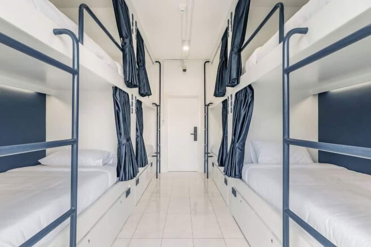 Escritorio, cortinas blackout, wifi gratis y ropa de cama