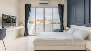 Deluxe Suite with Shared Bathroom | Desk, blackout drapes, free WiFi, bed sheets