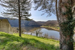 Un paysage naturel comprenant un lac, des arbres et une zone herbeuse.