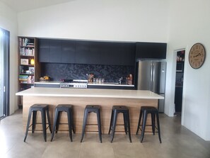 ثلاجة، ميكروويف، فرن، غسالة أطباق