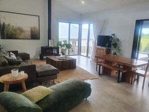 تلفزيون ذكي، مدفأة، مشغل دي في دي، كُتُب