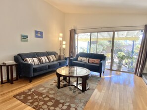 TV - Garden view entire house 4 bedroom 2 bathroom (Los Angeles)
