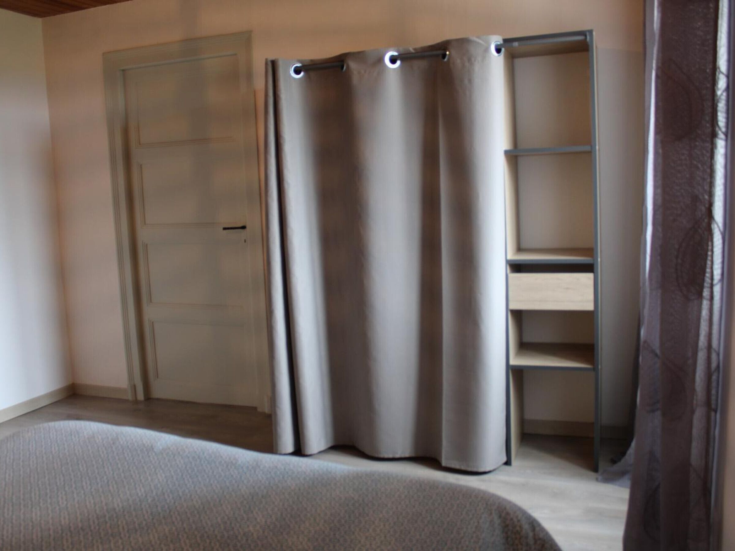 3 bedrooms, bed sheets