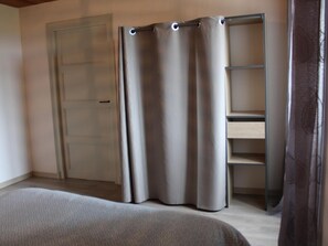 3 bedrooms, bed sheets