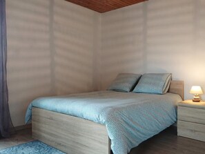 3 bedrooms, bed sheets