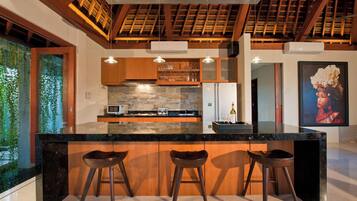 Lemari es, kompor, dan kursi makan untuk bayi