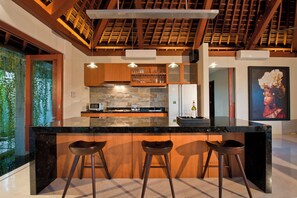 Réfrigérateur, plaque de cuisson, chaise haute