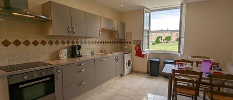 ثلاجة، ميكروويف، غسالة أطباق، كرسي للأطفال