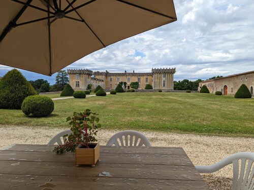 Charming Cottage with Historic Castle Views, 7 Hectares, Bikes, Near Cognac
