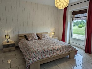 3 bedrooms, free WiFi - Charming Cottage with Historic Castle Views, 7 Hectares, Bikes, Near Cognac (Cherves-Richemont)
