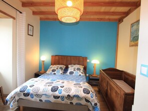 4 bedrooms, free WiFi, bed sheets - Charming Stone Cottage with Private Yard, Fireplace, and Family Amenities in Tranquil Setting (Chalais)