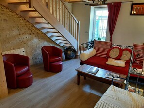 Televisión, chimenea, mesa de ping pong