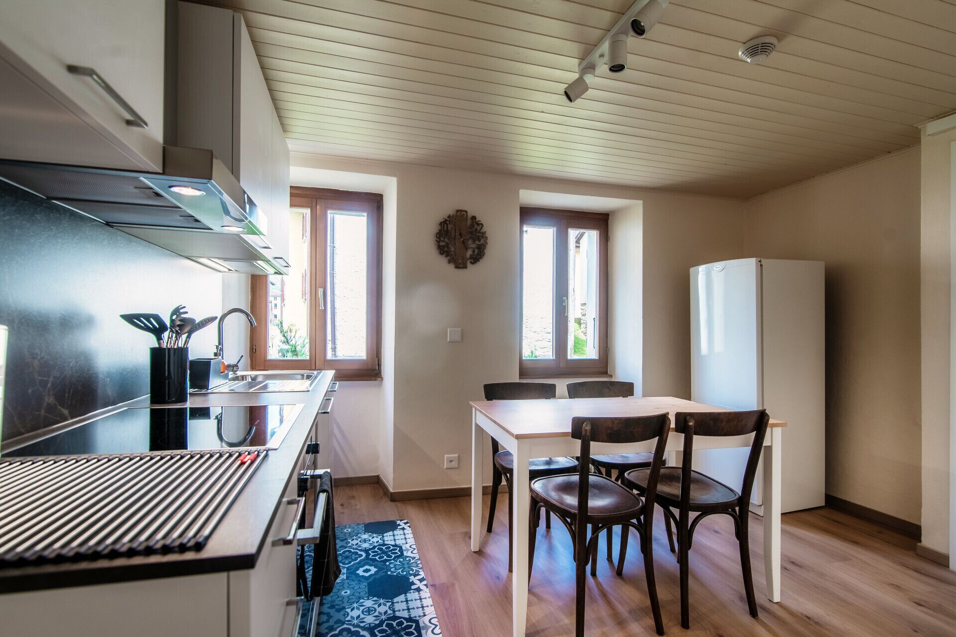 Frigorifero, microonde, forno, piano cottura