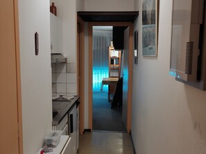 Kühlschrank, Mikrowelle, Ofen, Wasserkocher mit Kaffee-/Teezubehör
