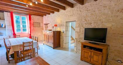 Charmant gĂźte en pierres avec poĂȘle et animaux admis