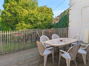 تناول الطعام بالخارج