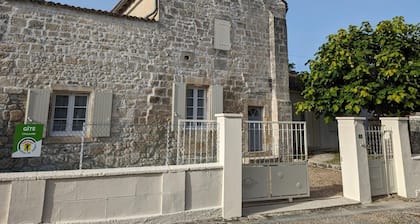 Maison charentaise rĂ©novĂ©e avec jardin privĂ©, proche d'AngoulĂȘme et activitĂ©s en bord de Charente