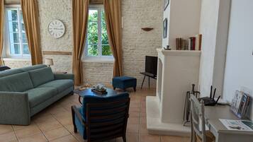 Televisie, een open haard en een tafeltennistafel