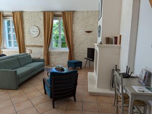 Televisión, chimenea y tenis de mesa 