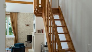 Eine Treppe mit Holzwerten zu einer oberen Etage.