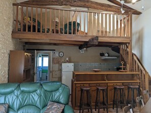 تلفزيون، مدفأة، مشغل دي في دي